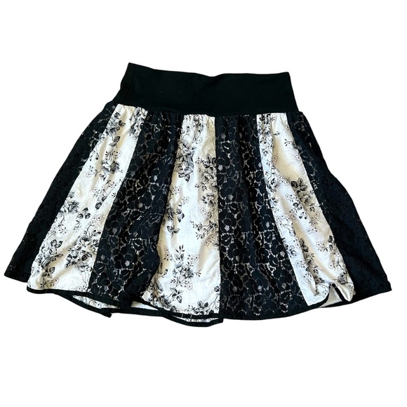 Studio 253 100% cotton black and white feminine floral skirt size small - Picture 1 of 6
